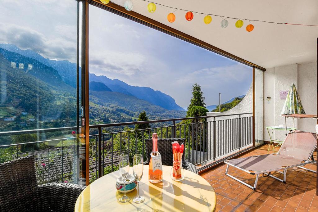 阿洛格诺Villa Delle Rose - Happy Rentals的山景阳台(带桌子)