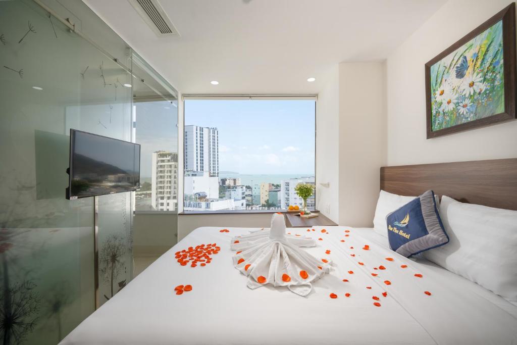 归仁Nam Thu Hotel的一间卧室配有一张装饰着花卉的床。