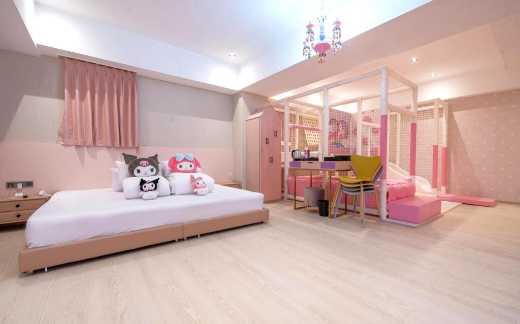 金海市Jangyu Almond Kids Hotel的一间卧室,床上放着两只动物