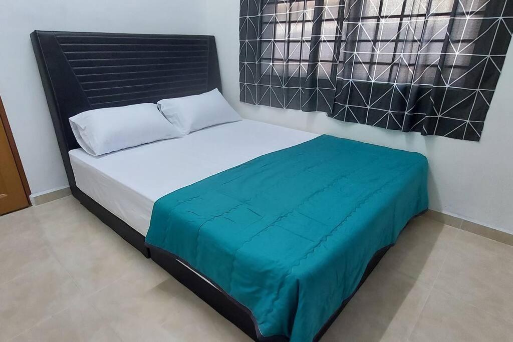 阿罗士打SDA Homestay Pool @StadiumDarulAman Untuk Muslim Sahaja的一间卧室配有一张带蓝色毯子的床