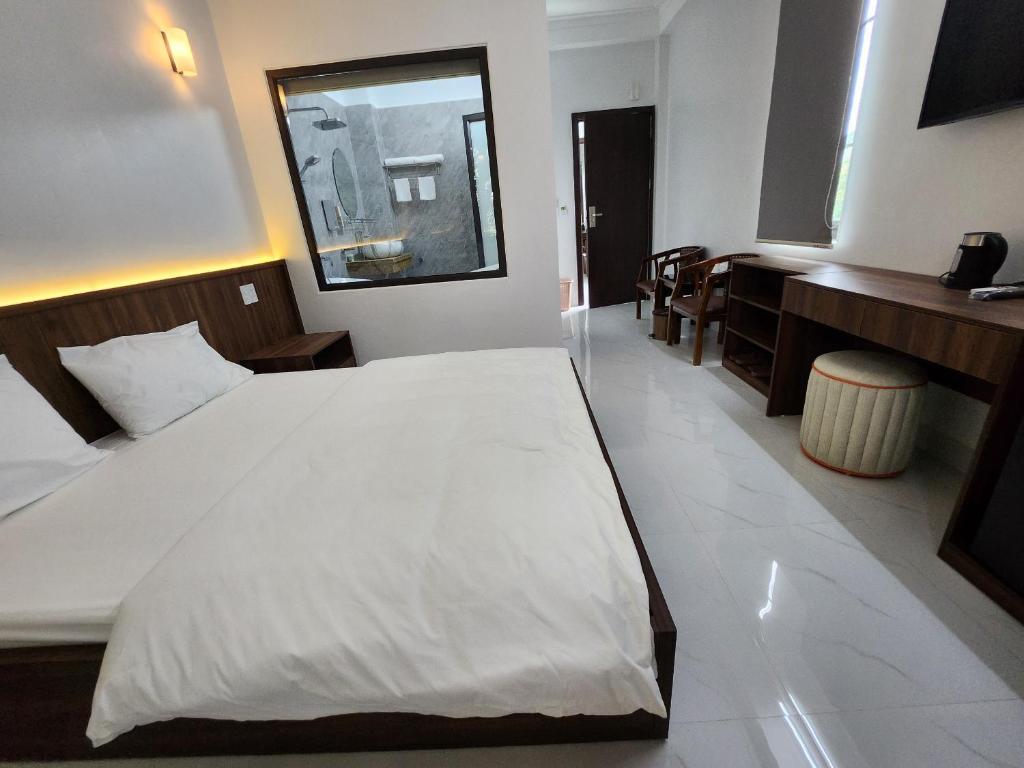 清化KL Retreat Hotel的卧室配有一张白色大床