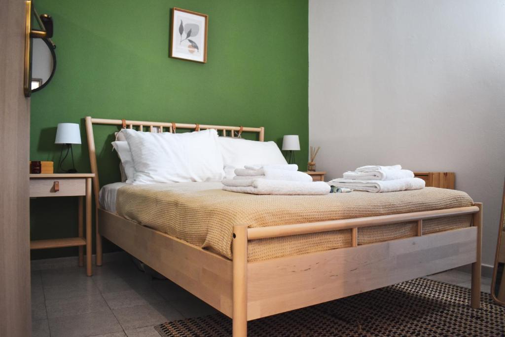 AntimácheiaTHE HOUSE ON THE ROCK的一间卧室配有一张带绿色墙壁的床