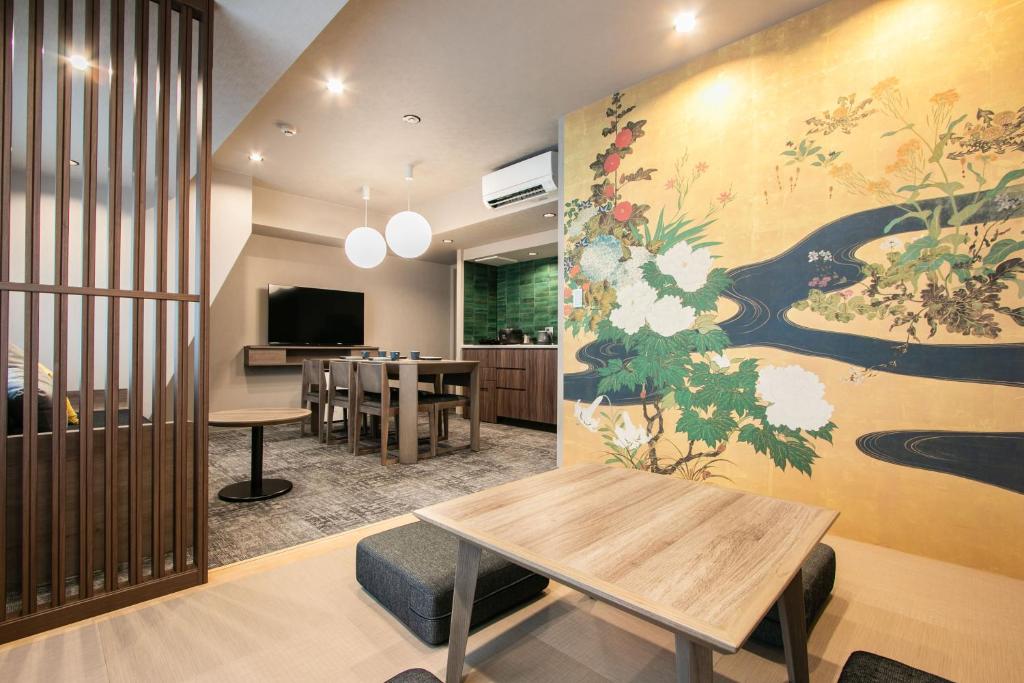 京都Minn Sanjo的墙上有大画的用餐室