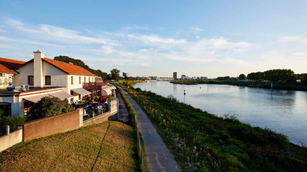芬洛瓦鲁亚斯酒店的河流景色,河边有建筑