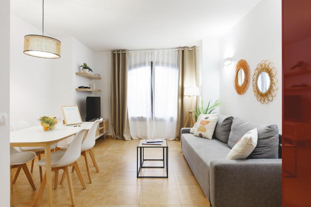 赫罗纳Bravissimo Plaça Catalunya, 2-bedroom apartment with terrace的客厅配有沙发和桌子