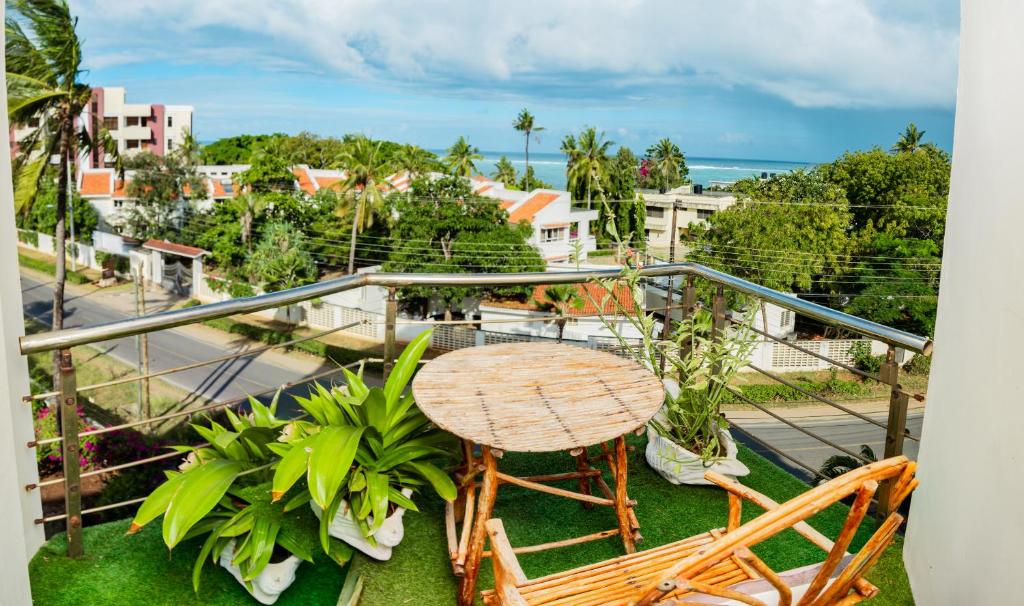 蒙巴萨ZaNaKri Homes ;A Great Panorama of Indian Ocean的市景阳台配有桌椅。