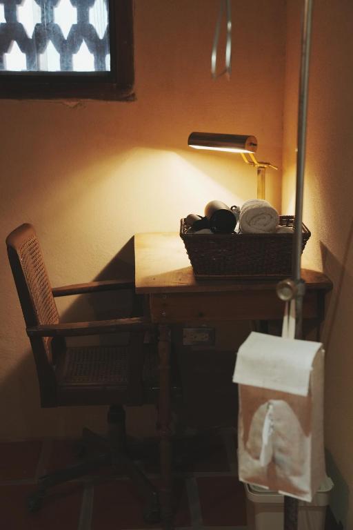 金湖镇序室 Narrative的一张桌子,上面有椅子和篮子