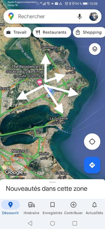 突尼斯Dar Kmar的海岸地图,上面有箭头指向城市
