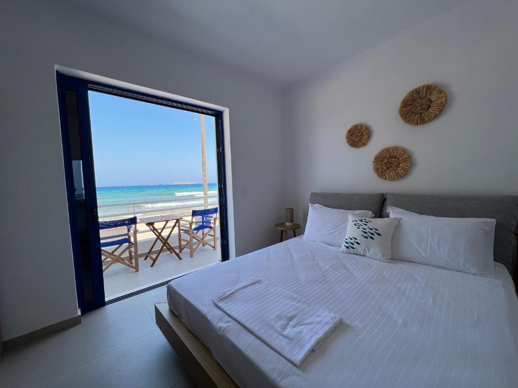 DiakoftiKythera Beach Apartments的一间卧室配有一张床,享有海景
