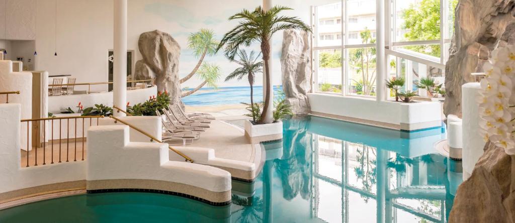 巴特基辛根Hotel Frankenland的酒店大堂设有游泳池和海滩