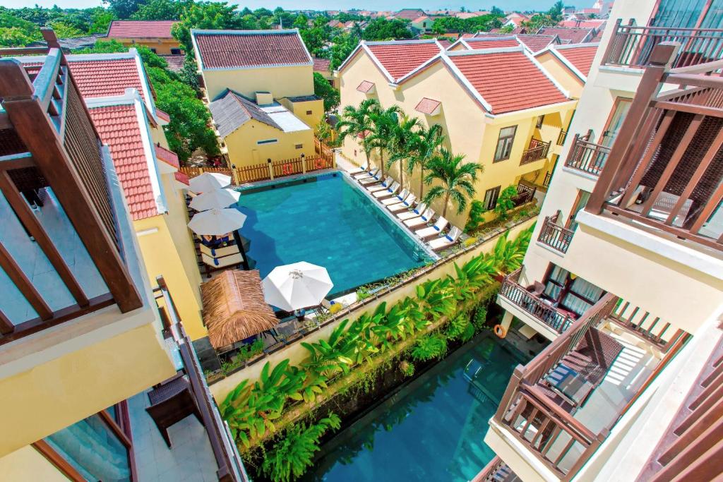 会安Silkotel Hoi An的享有带游泳池的房屋的空中景致