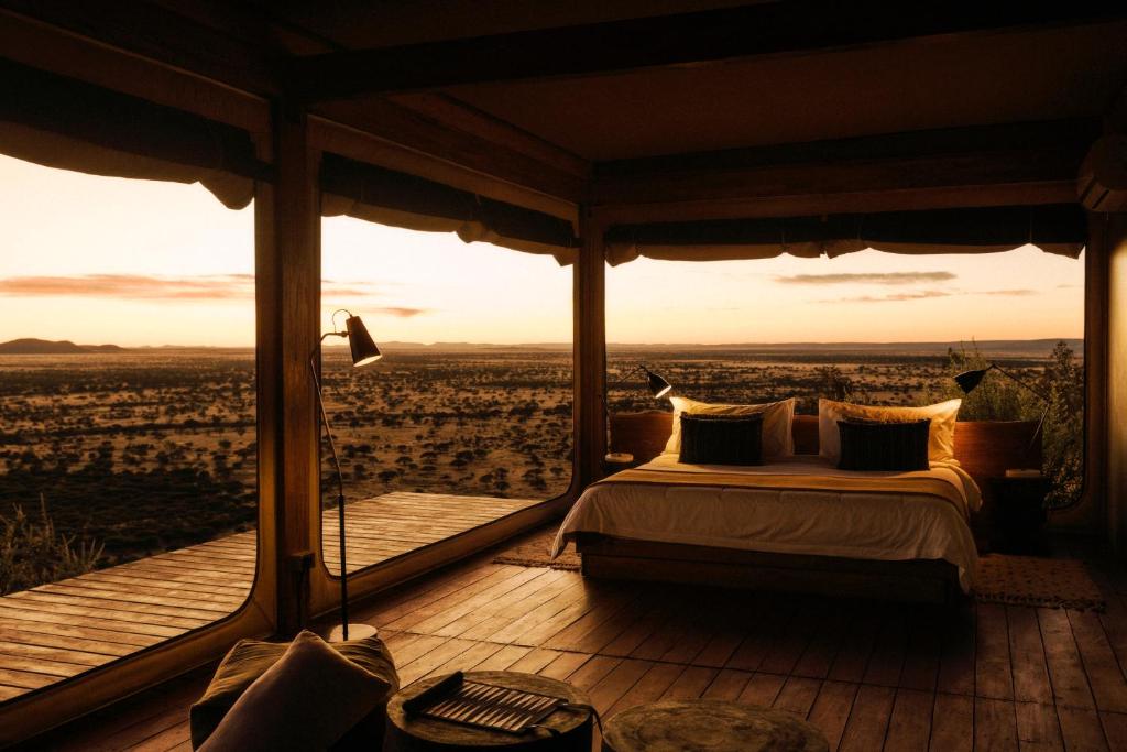 温特和克Our Habitas Namibia的平原景客房内的一张床位