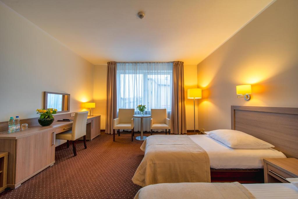 科沙林格罗玛达阿尔卡豪华酒店的酒店客房配有两张床和一张书桌