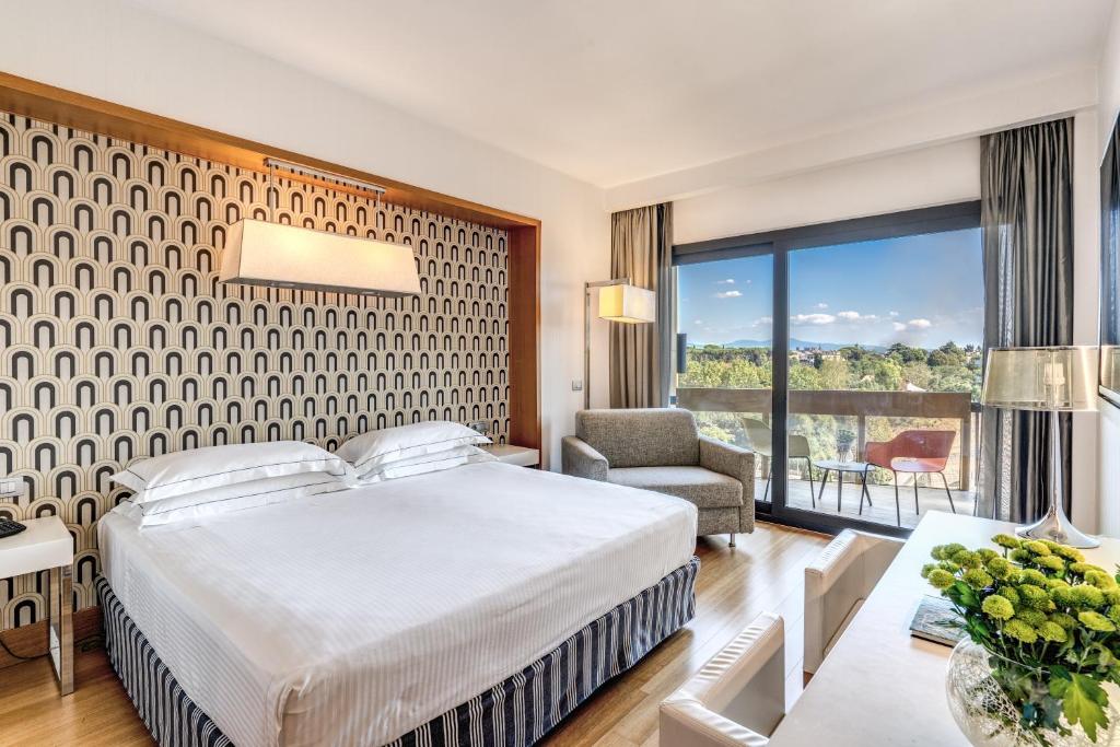 罗马MIDAS Palace Hotel - A member of Barcelo Hotel Group的酒店客房设有一张床和一个大窗户