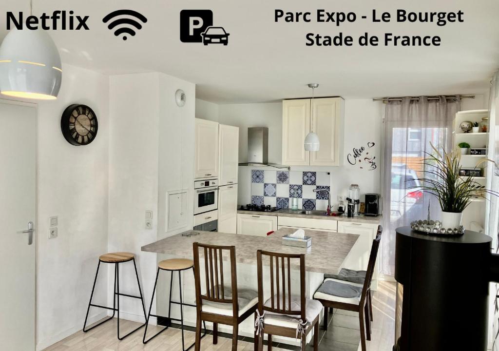 米提莫里VIP Lounge Villa - Parc expo - Le Bourget - Stade France的厨房配有桌椅