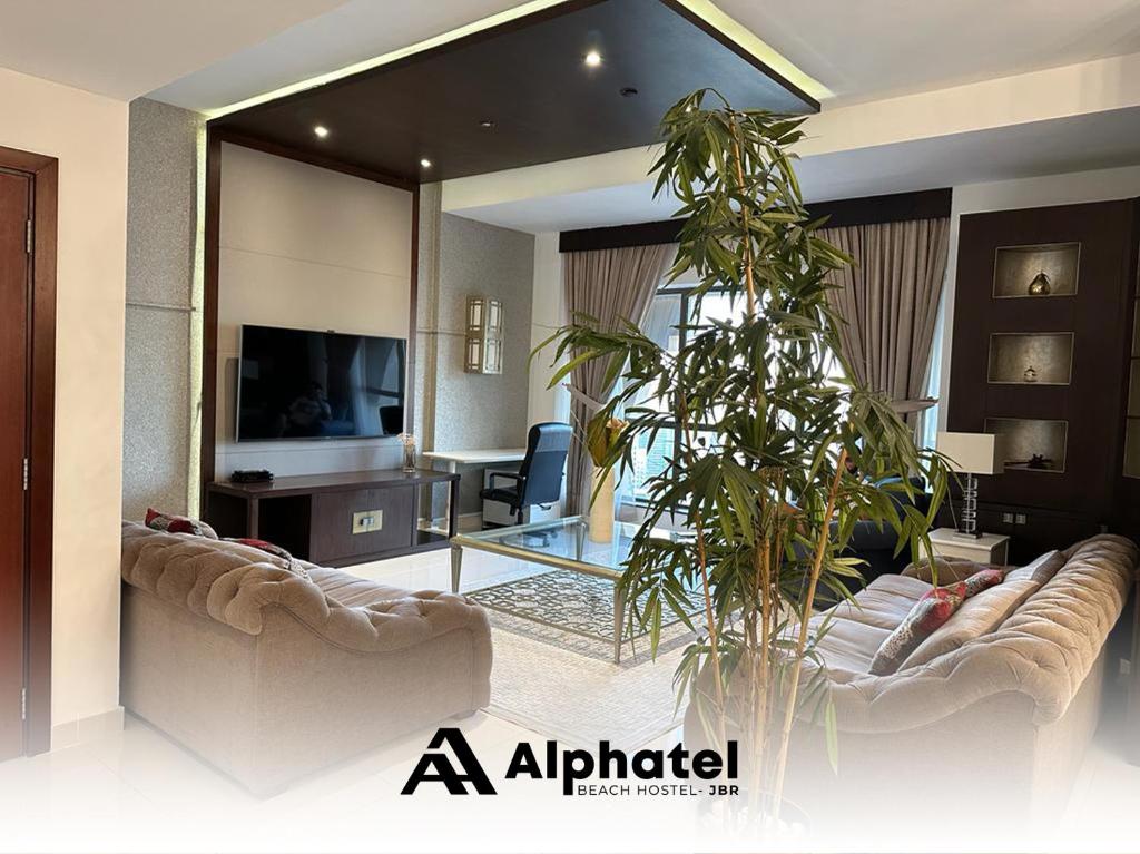 迪拜Alphatel Beach Hostel JBR的带沙发和大镜子的客厅