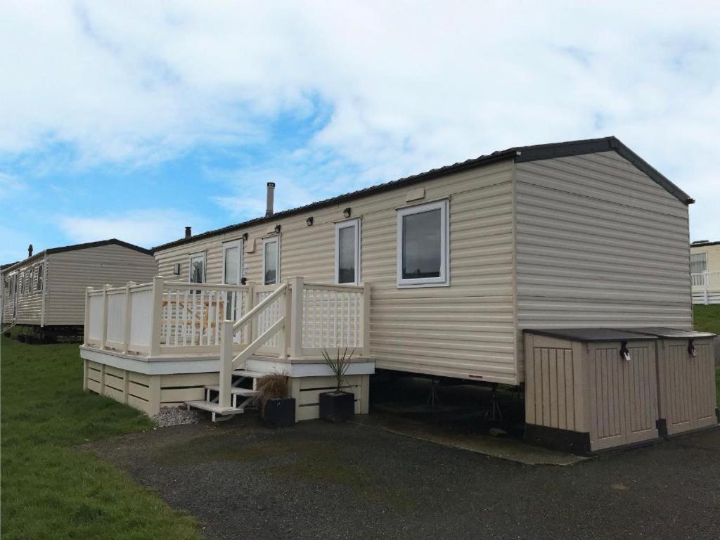 纽基Newquay Bay Porth Caravan - 8 Berth的移动房屋 - 带门廊和甲板