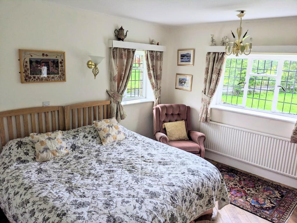赫克瑟姆Thornley House的一间卧室配有一张床、一把椅子和窗户。