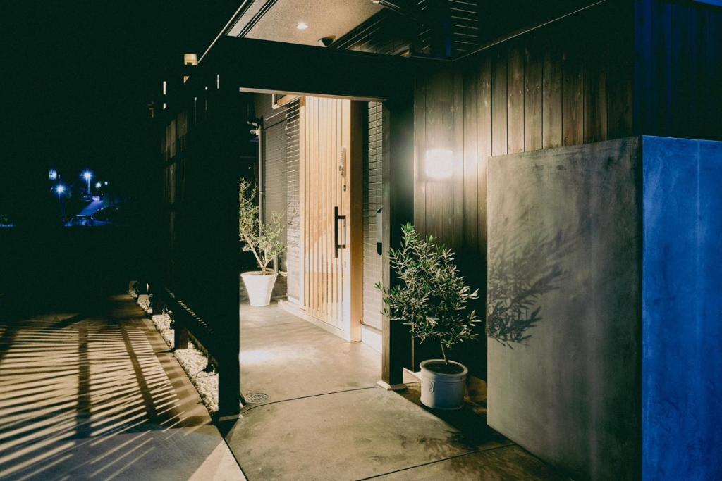 神户結びの小宿 縁的盆栽植物的走廊