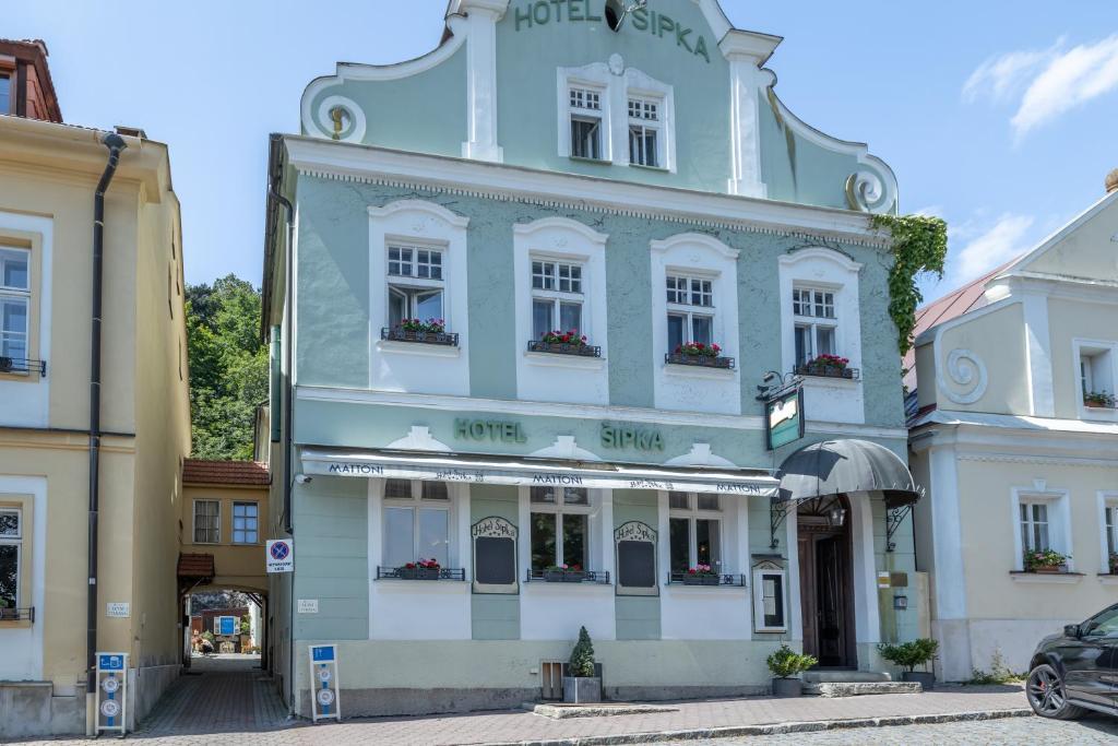 什特兰贝尔克Hotel Šipka的城市街道上的蓝色建筑