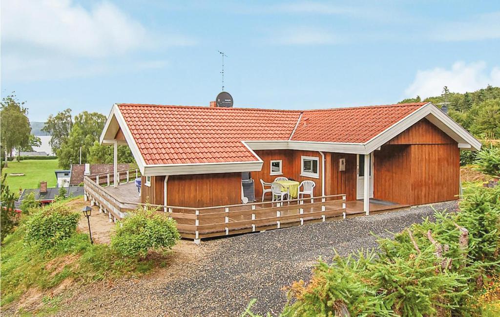 BrejningBeautiful Home In Brkop With 3 Bedrooms, Sauna And Wifi的大型木制房屋,设有大型甲板