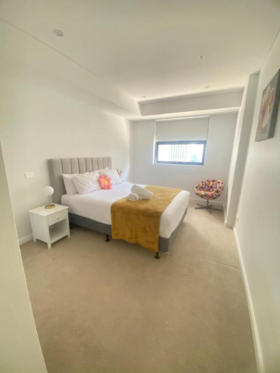 悉尼One Bedroom with Roof Top Pool的白色的卧室设有床和窗户