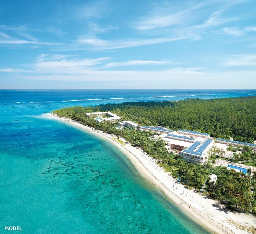 勒莫尔尼Riu Palace Mauritius - All Inclusive - Adults Only的海滩上的度假村的空中景观