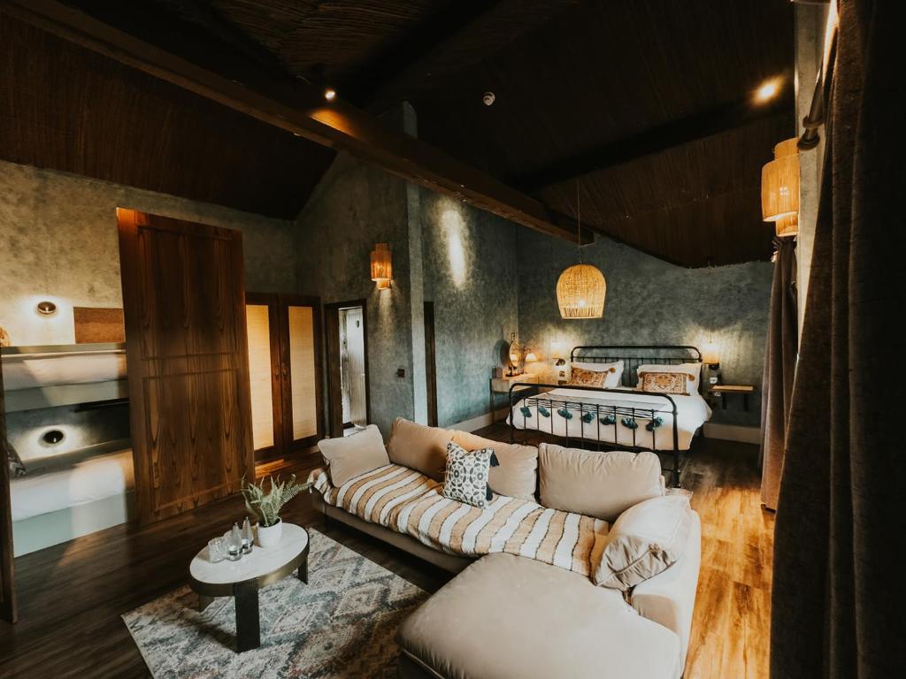 巴纳德城堡Runa Farm的客厅配有沙发和1张床