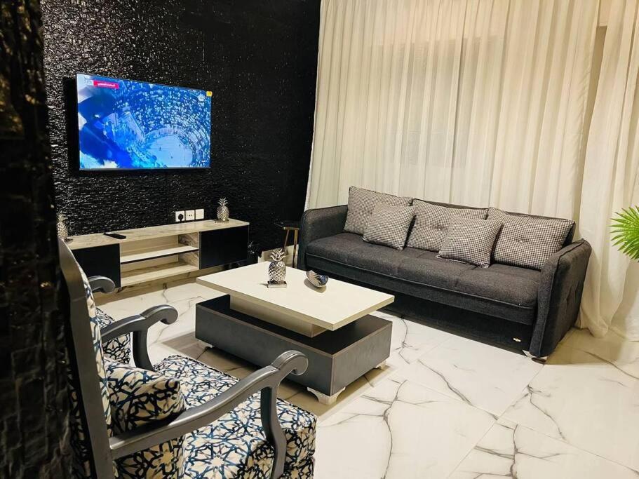 亚喀巴Luxury 4-bedrooms apartment的客厅配有沙发和桌子