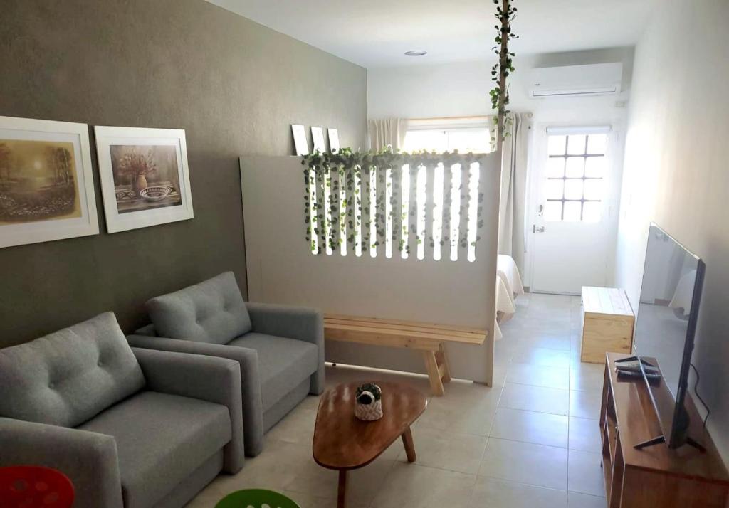 布宜诺斯艾利斯BA Monroe 2的客厅配有沙发和桌子