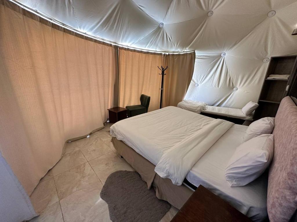 瓦迪拉姆Scoop Rum的一间卧室配有一张大床和一个帐篷