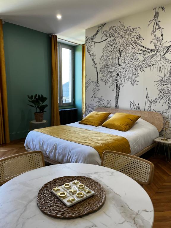 拉弗雷切La Parenthèse Fléchoise, Chambre Armand的酒店客房,设有两张床和两张桌子