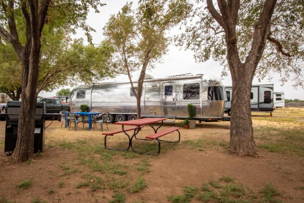 阿马里洛Big Texan Airstream的一个带野餐桌和拖车的公园