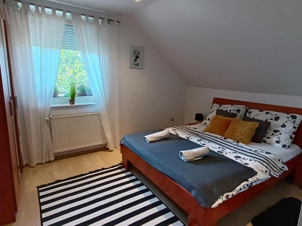 凯斯特海伊Zala Holiday Apartman的一间卧室设有一张床和一个窗口
