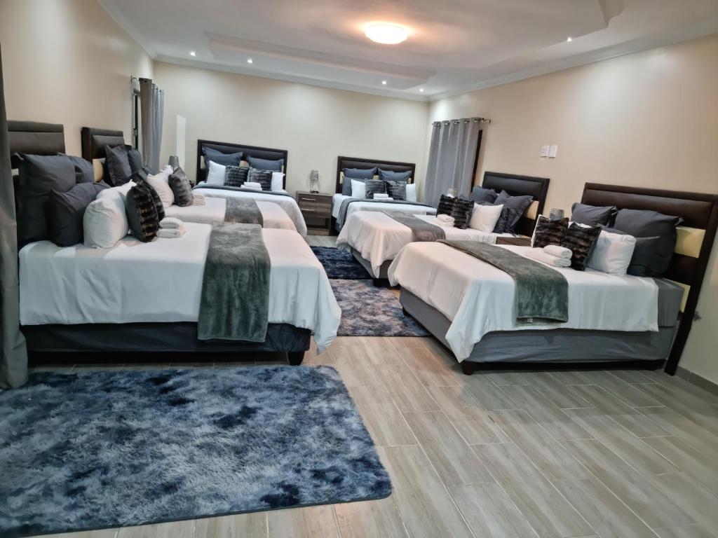 比勒陀利亚Lasev Resort的一间客房内的四张床