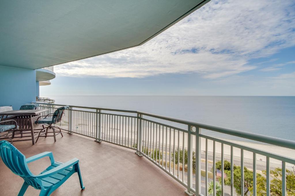 格尔夫波特Beachfront Gulfport Vacation Rental with Balcony!的一个带桌椅的海景阳台