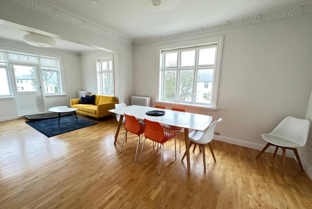 雷克雅未克Beautiful 2 bedroom apartment downtown Reykjavik的客厅配有白色的桌子和椅子
