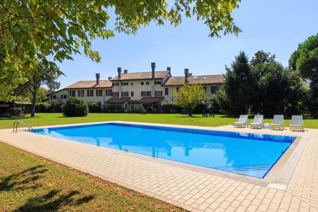 马尔泰拉戈Il Vivaio di Villa Grimani Morosini的一座房子的院子内的游泳池