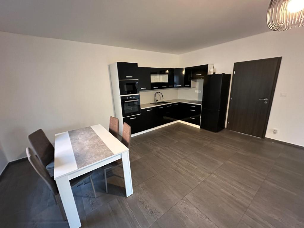 布拉格Byt apartman 73m2 for 4people ALL NEW! 2023的厨房配有桌子和白色的桌椅