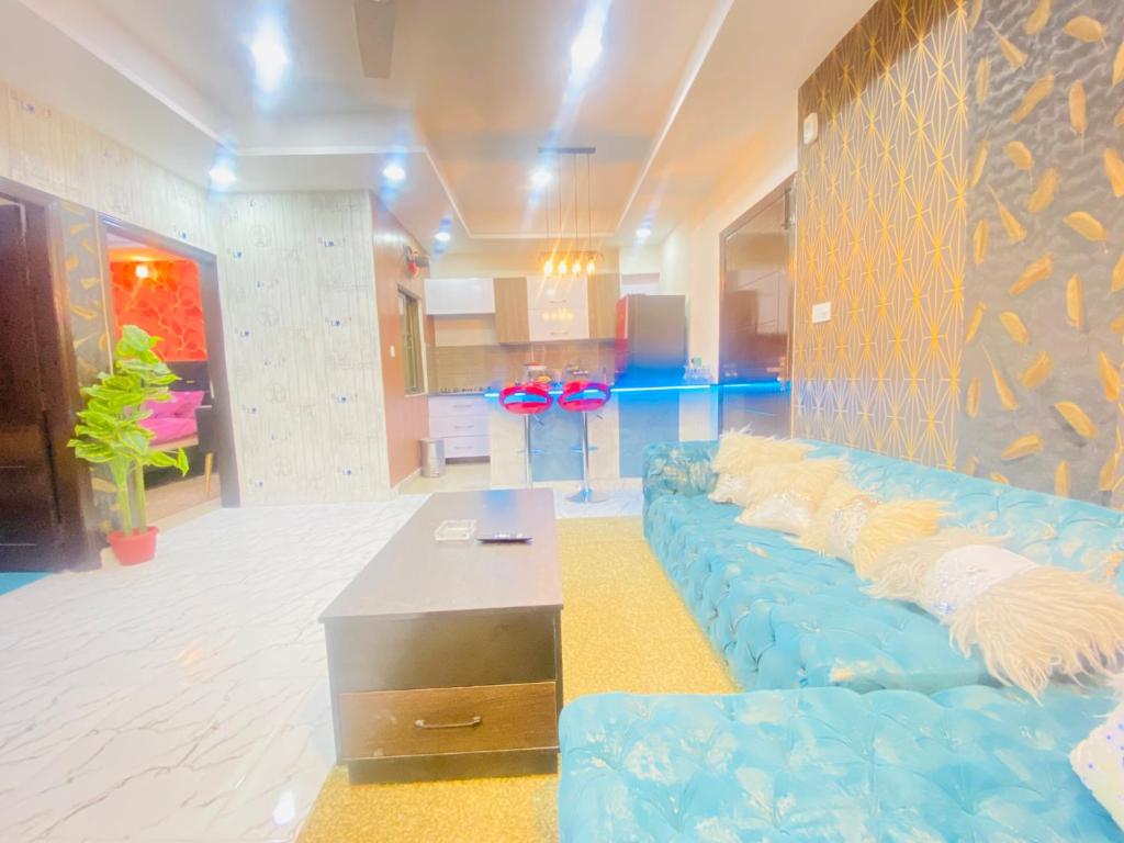 伊斯兰堡Viceroy Luxury Hotel Apartments Islamabad的客厅里设有蓝色沙发