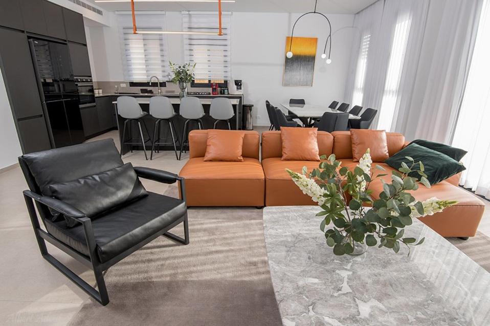 哈德拉Architect beach house的客厅配有沙发和椅子
