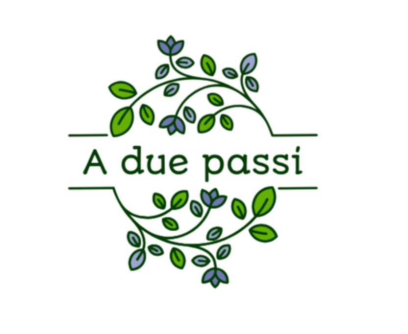 特雷维索A due passi dal centro的绿色叶子和带状的正传字母
