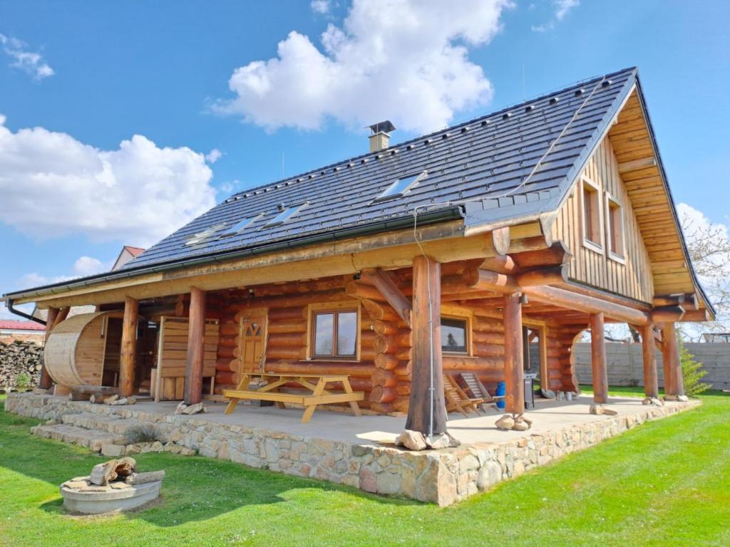 Malšicesrub U Holubů的小木屋设有太阳能屋顶