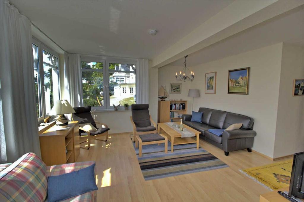 萨斯尼茨Villa Seeblick Apartment 307的客厅配有沙发和桌子