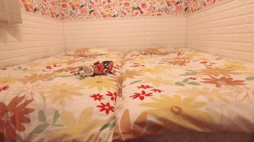 东京Jing House Koiwa - Vacation STAY 62678v的床上有玩具车