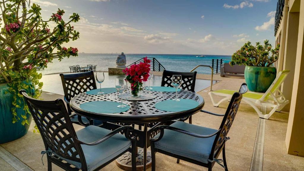 西湾Seven Mile View Condo #2的一张桌子和椅子,享有海景