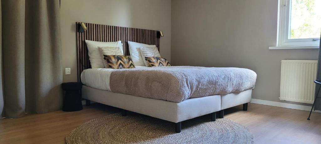 米尔森Vakantiewoning Meerssen Valkenburg Maastricht的一间卧室配有带枕头的床