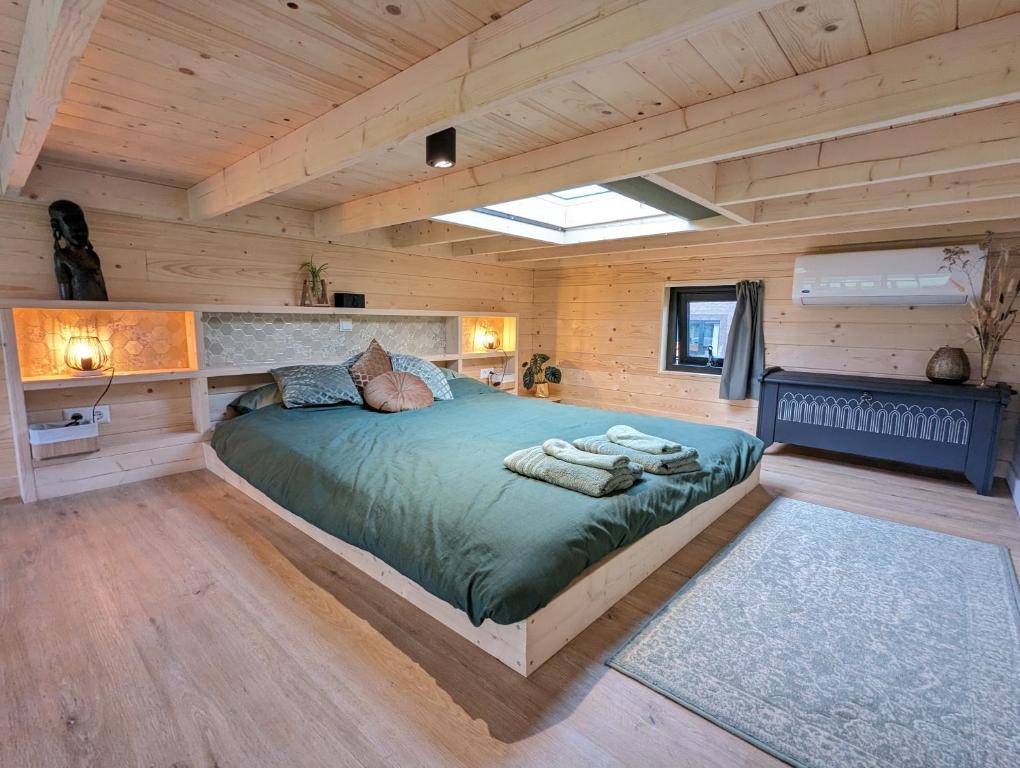 MiddelaarKlavertje 4的小木屋内的卧室,配有床