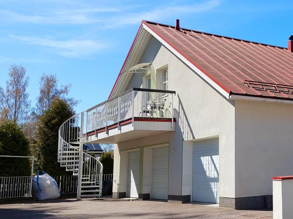 许温凯Penthouse with a balcony的房屋的一侧设有楼梯