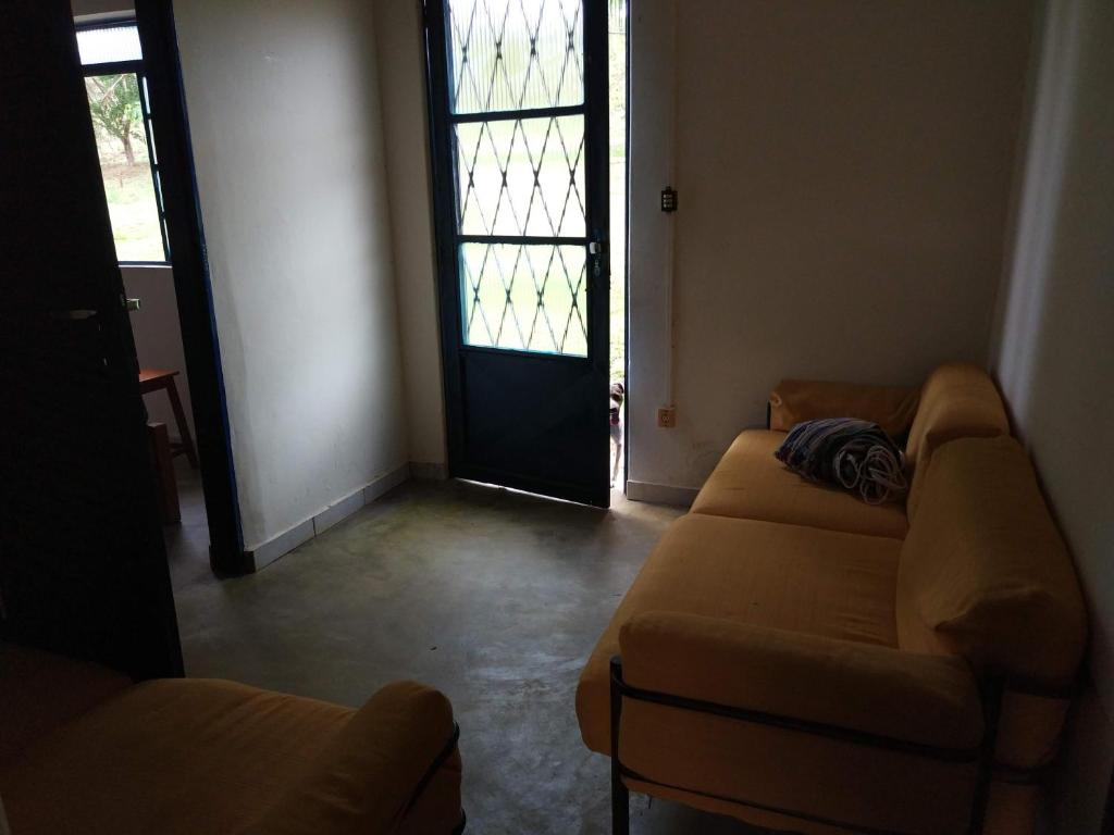 阿拉沙Retiro das Águas Araxá的带沙发和门的客厅
